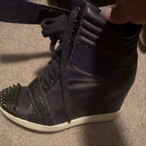 Soft leather navy blue comfortable size 6.5